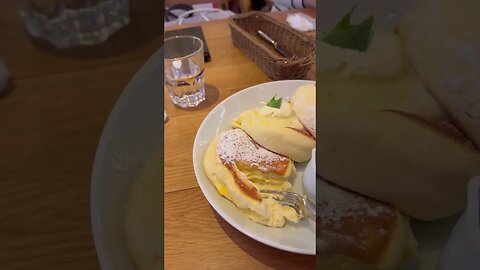 I Tried Fluffy Pancakes in Japan 🇯🇵