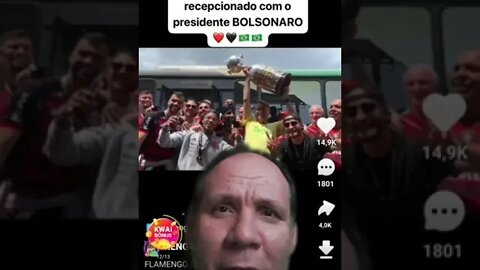 Flamengo chegou ao rio recepcionado por Bolsonaro que levantou a taça da libertadores da america