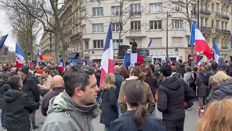 Manifestation contre le pass vaccinal le 12/03/2022 Place Pierre Laroque à Paris - Vidéo 1