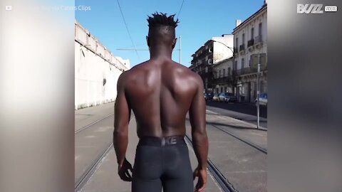 Ce gymnaste enchaîne les flips à une vitesse folle !