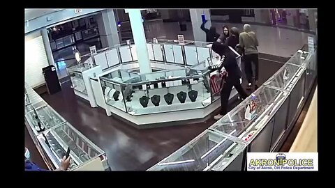 Burglars smash cases, loot jewelry store in Chapel Hill Mall