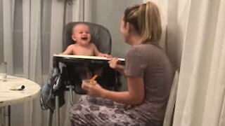 Un bébé mort de rire devant les faux éternuements de sa mère