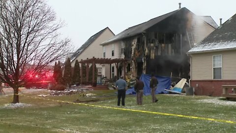 Sheriff: 3 killed when plane crashes into Michigan house