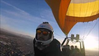 Episk fallskjermhopp fra en varmluftsballong