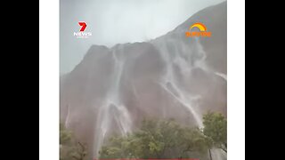 FRIDAY FUN - AUSSIE TOURISTS GOT TREATED TO THE RARE ULURU (AYERS ROCK) WATERFALL