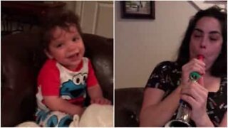 Momento contagiante: Bebé ri-se quando mãe toca flauta