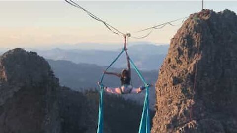 Acrobacias no tecido praticadas em altura vertiginosa!