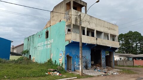 Mercado e apartamentos abandonados no bairro Harmonia em Canoas/RS