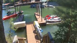 Barco bate contra plataforma de cais