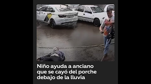 Vecina ignora a un anciano en el suelo debajo de la lluvia, pero lo ayuda un niño