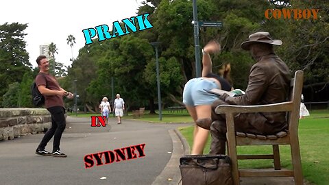 Cowboy_prank in Sydney awesome reactions.don't miss it lelucon statue prank. luco patung