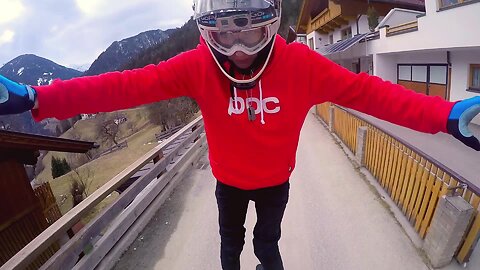 Mountainbike rider shows off jaw-dropping talent
