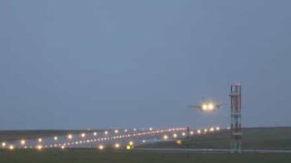 Atterrissage sous la pluie et le vent à l'aéroport de Leeds