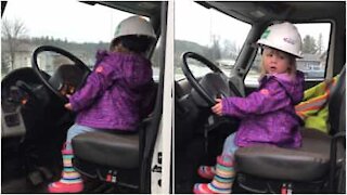 Ecco la baby camionista più adorabile del Canada