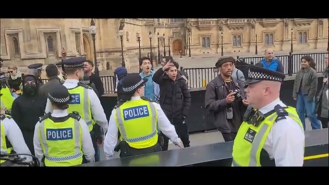 police stop protesters from approaching a peacefull group of Jews protesting #london