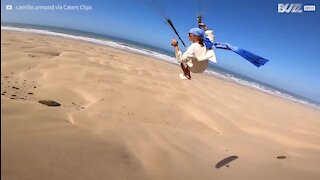 En parapente il survole une incroyable plage marocaine