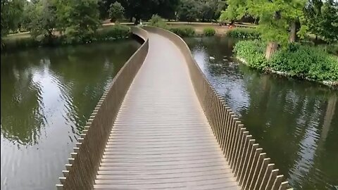 Vlog on a bridge. Kew gardens. 11th July 2023