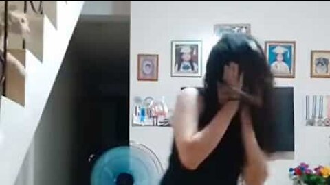 Dansende pige slået i ansigtet af kattepote