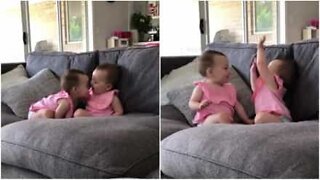 Två bedårande bebisar pussas och kramas med varandra