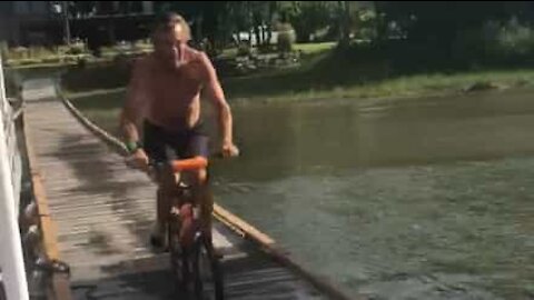 Senhor gira em salto épico de bicicleta em lago!