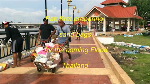 Pak Kret preparing sand bags for the coming flood Thailand