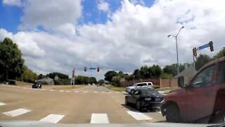 Homem irritado tenta sair de carro em movimento após acidente