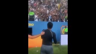 Goleiro Thiago Rodrigues jogando a camisa pra torcida do Vasco - Madureiro 1x3 Vasco - 06/02/2022
