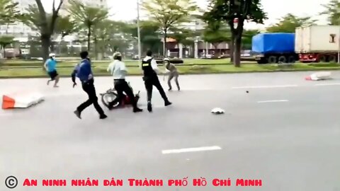Bảo vệ kéo barie chặn bắt 2 kẻ cướp iPhone X như phim tại Phú Mỹ Hưng