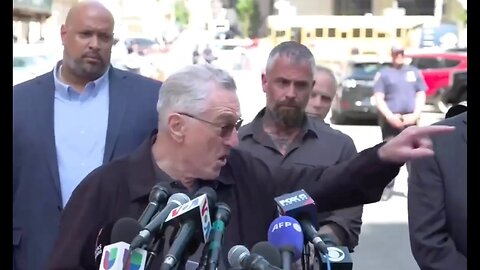 Trump fan HECKLES Robert DeNiro… INSTANTLY regrets it