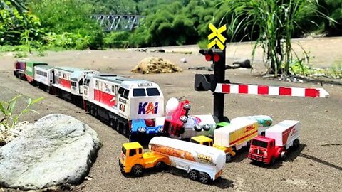 Train Collision and Derailment Drama! Assembling CC206, CC201 Perumka, Passenger Cars, Containers
