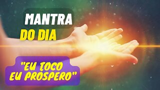 MANTRA DO DIA - AONDE EU TOCO VIRÁ OURO #mantra #leidaatração #afirmações