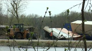 Train derails into Mississippi River in Southwest Wisconsin