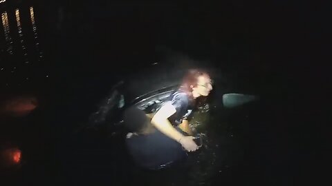 Hero policeman rescue woman from sinking car