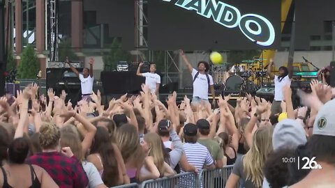 Flo Rida headlines free concert nearly 2 hours late