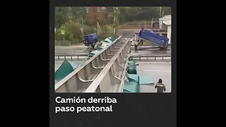 Camión derriba puente peatonal en autopista de Vladivostok