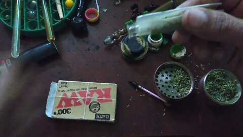 How To Roll a Joint with a Glass Crutch by GardunoGlass!