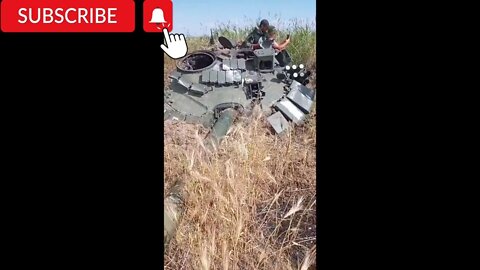 Ukrainian soldiers Neutralize a Russian T-72B3 tank in #Kherson Oblast!