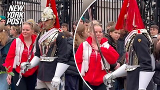 King's Guard screams in tourist's face during photo op: 'Do not touch'