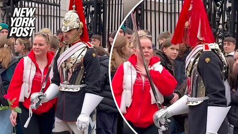 King's Guard screams in tourist's face during photo op: 'Do not touch'