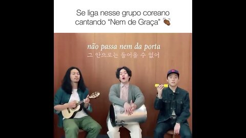 Grupo coreano cantando pagode