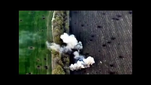 Artillery of the Ukrainian 25th Airborne Brigade targeting a group of Russian tanks #Russia #Ukraine