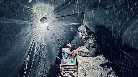 CAMPING ALONE WITH TINY COZY TENT IN RAIN