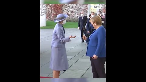 Ouch, No #FistBump for Angela #Merkel by Queen #Margrethe II/Denmark