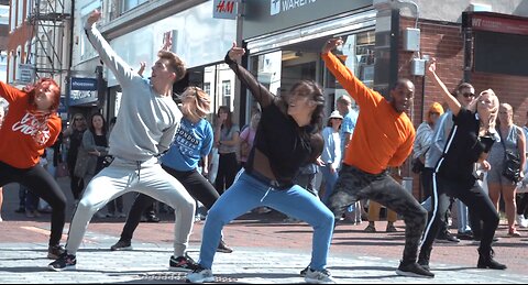 Three Amazing 80s Flash Mobs in a Sleepy Seaside Town !