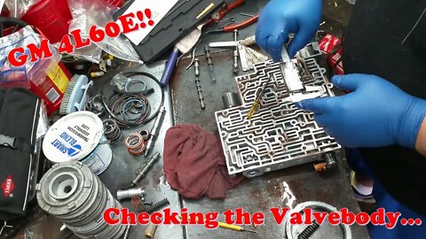 Inspecting the ValveBody and case for overhaul of the GM 4L60E transmission.