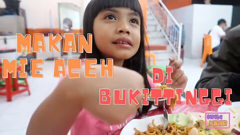 Cerita Mikaila | Makan Mie Aceh...di Bukittinggi... PEDAAASSS….