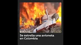 Se estrella una avioneta de la Fuerza Aérea Colombiana en una calle