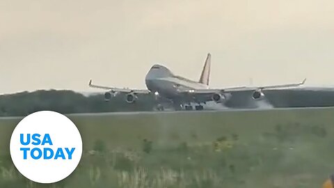 Plane's landing gear snaps during emergency landing | USA TODAY