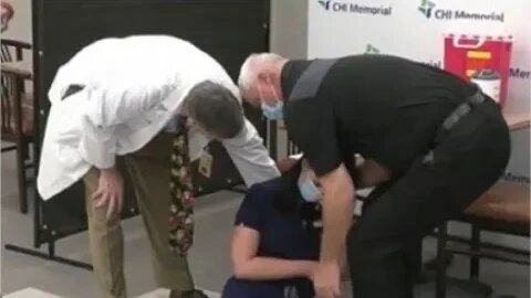 URGENTE! Enfermeira desmaia após tomar vacina contra a covid-19 da Pfizer-BioNTech