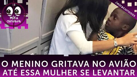 Este menino chorava gritando no avião, mas ninguém fazia nada. Então, essa mulher se levantou...